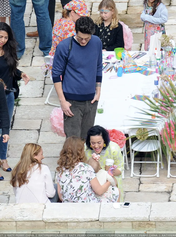 John Mayer和Katy Perry在派对上被发现复合