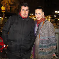 凯蒂佩芮与粉丝在巴塞罗那合影