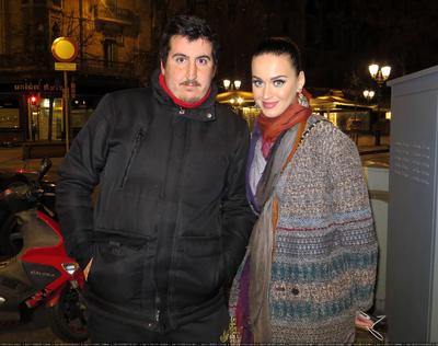 凯蒂佩芮与粉丝在巴塞罗那合影