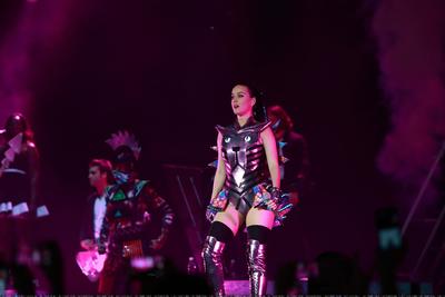 Katy Perry 亚洲巡演首站撼动广州 成就歌迷“7年心愿”