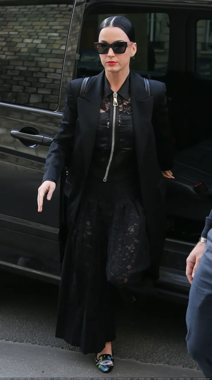 凯蒂佩芮下午抵达L'Avenue餐厅用午餐