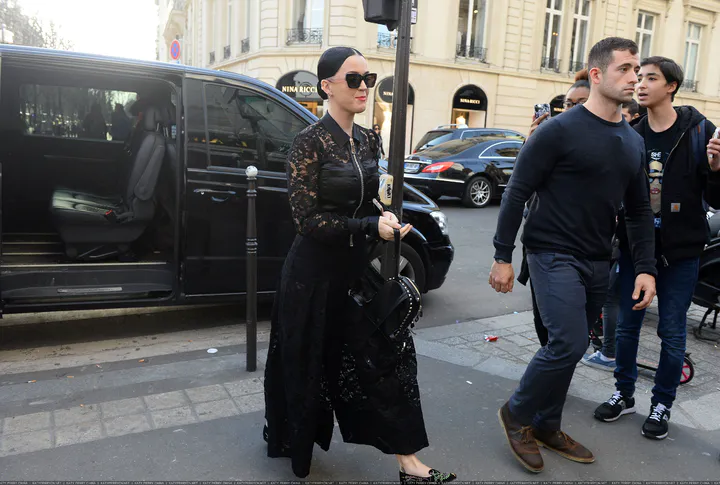 凯蒂佩芮下午抵达L'Avenue餐厅用午餐