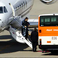 凯蒂佩芮乘坐私人飞机抵达东京羽田国际机场