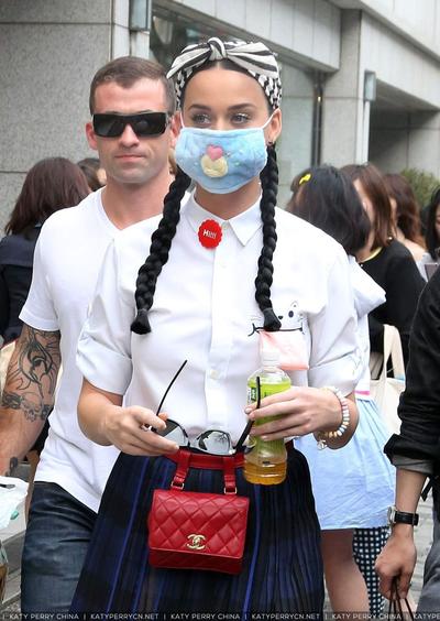 凯蒂佩芮在日本东京原宿外出游玩