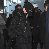 凯蒂佩芮抵达纽约肯尼迪机场