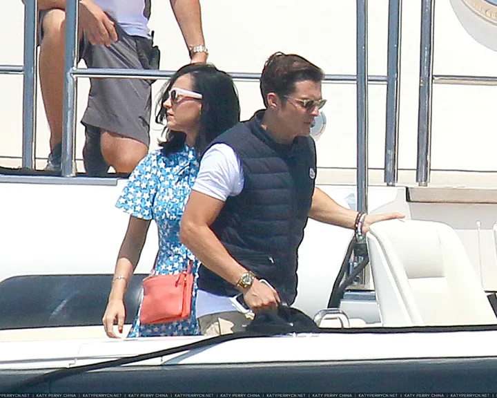 凯蒂佩芮和奥兰多布鲁姆在法国戛纳游艇度过美好时光