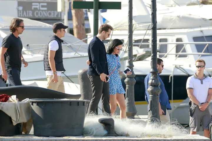 凯蒂佩芮和奥兰多布鲁姆在法国戛纳游艇度过美好时光