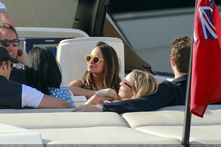 凯蒂佩芮和奥兰多布鲁姆在法国戛纳游艇度过美好时光