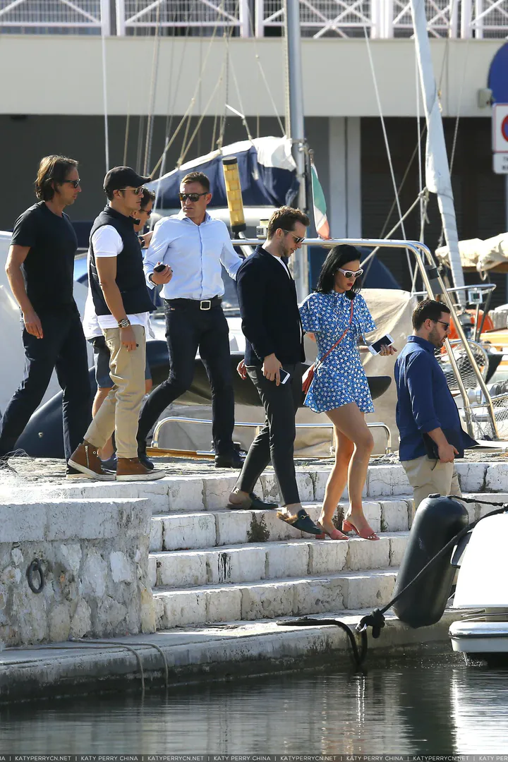 凯蒂佩芮和奥兰多布鲁姆在法国戛纳游艇度过美好时光