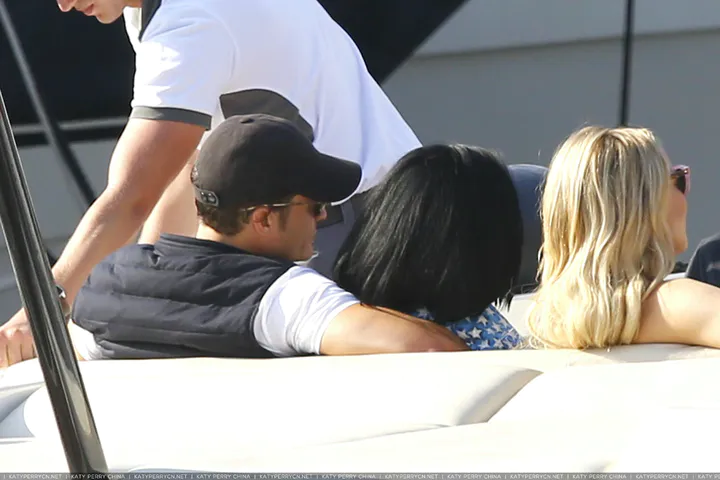 凯蒂佩芮和奥兰多布鲁姆在法国戛纳游艇度过美好时光