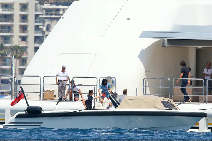 凯蒂佩芮和奥兰多布鲁姆在法国戛纳游艇度过美好时光