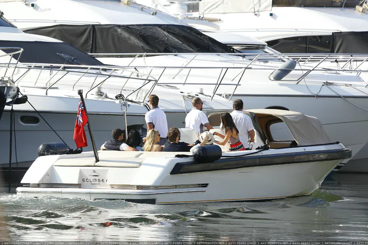 凯蒂佩芮和奥兰多布鲁姆在法国戛纳游艇度过美好时光