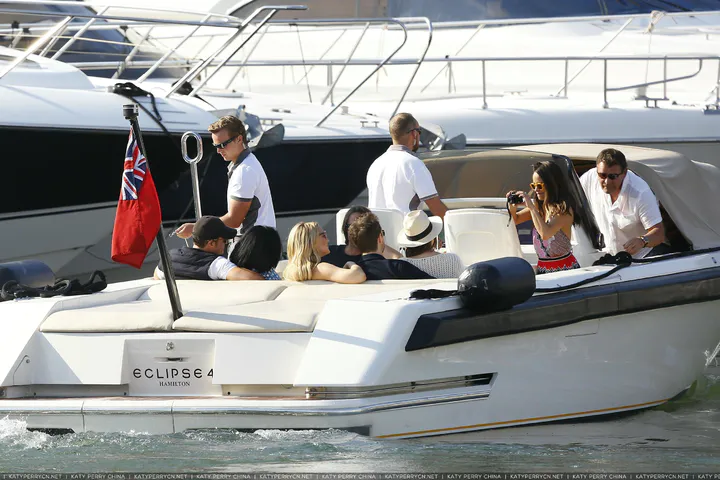 凯蒂佩芮和奥兰多布鲁姆在法国戛纳游艇度过美好时光