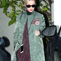 凯蒂佩芮离开位于加利福尼亚州洛杉矶的办公室