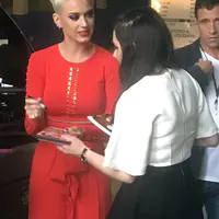 在悉尼洲际酒店楼下给粉丝签名