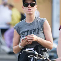 凯蒂佩芮在德国柏林骑自行车旅游