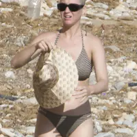 伊比萨岛的海边与朋友们休假