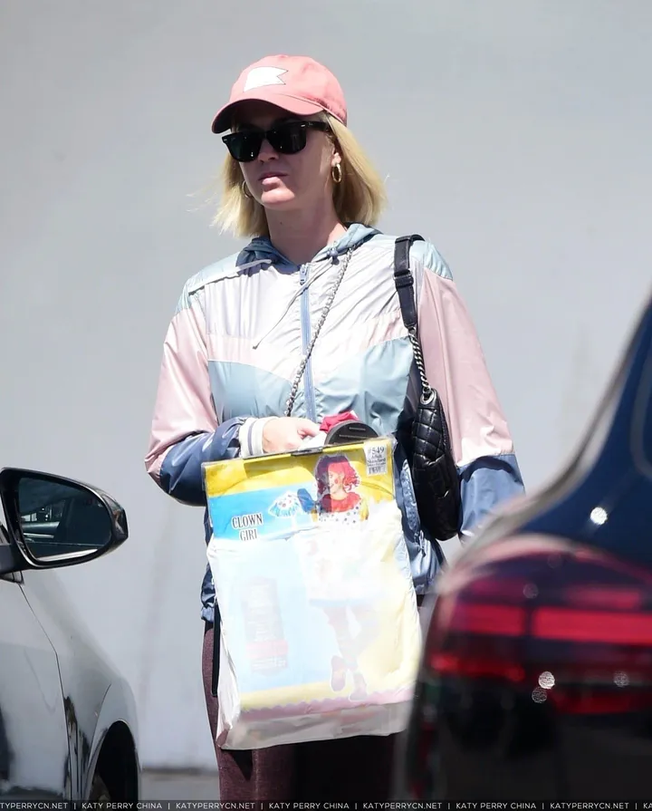 Katy Perry在洛杉矶购买小丑服装