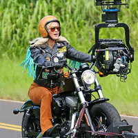 凯蒂·佩芮骑哈雷戴维森摩托车在夏威夷拍摄音乐录影带