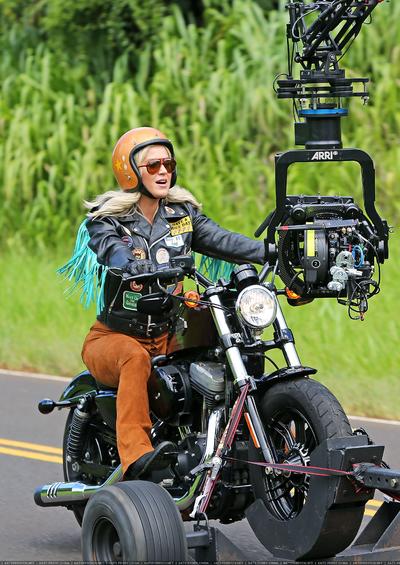 凯蒂·佩芮骑哈雷戴维森摩托车在夏威夷拍摄音乐录影带