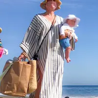 凯蒂佩芮和奥兰多布鲁姆带着小宝宝黛西在圣巴巴拉海滩边游玩