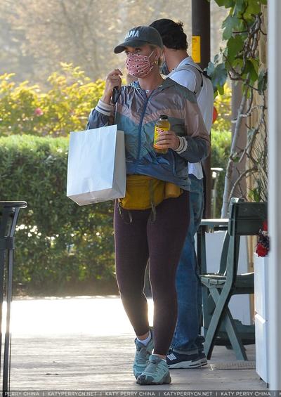 凯蒂佩芮和奥兰多布鲁姆带着小宝宝黛西在当地健康食品店买东西吃