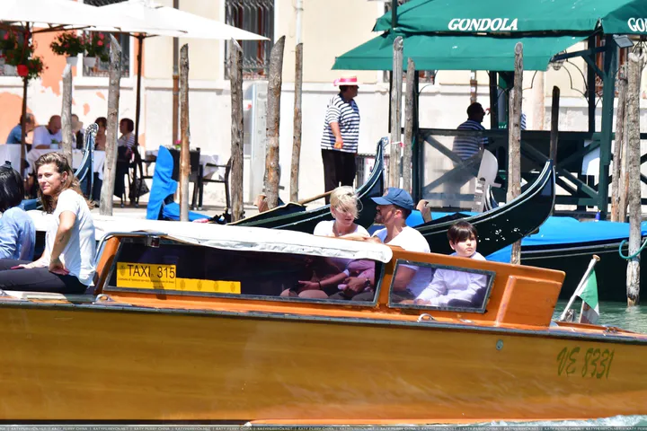 奥兰多·布鲁姆和凯蒂·佩芮带家人们在威尼斯乘船