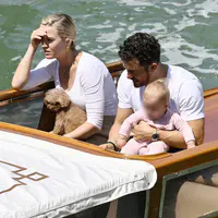 奥兰多·布鲁姆和凯蒂·佩芮带家人们在威尼斯乘船