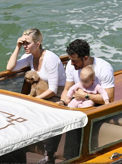 奥兰多·布鲁姆和凯蒂·佩芮带家人们在威尼斯乘船