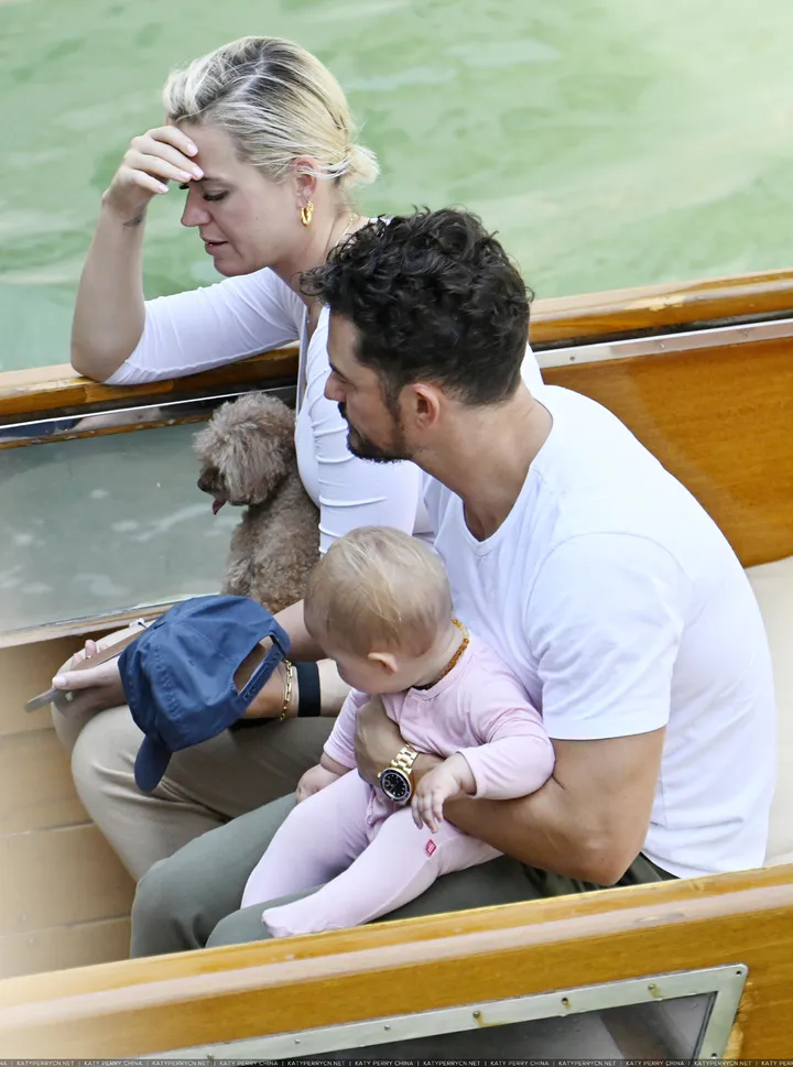 奥兰多·布鲁姆和凯蒂·佩芮带家人们在威尼斯乘船