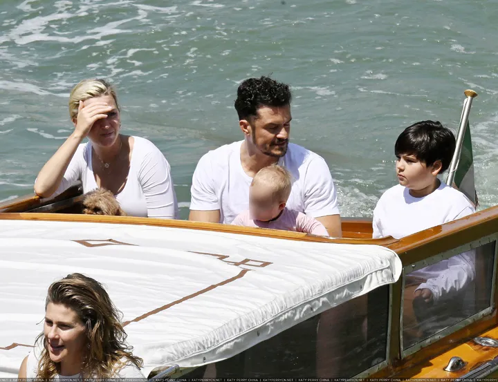 奥兰多·布鲁姆和凯蒂·佩芮带家人们在威尼斯乘船