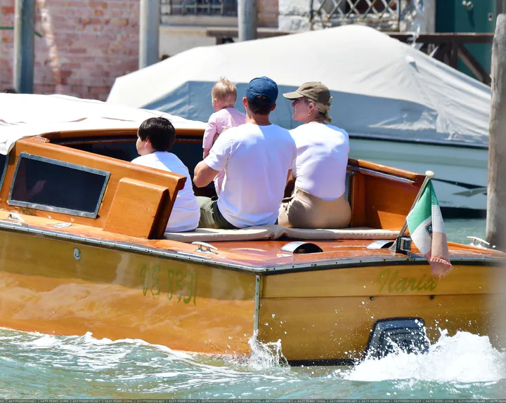 奥兰多·布鲁姆和凯蒂·佩芮带家人们在威尼斯乘船