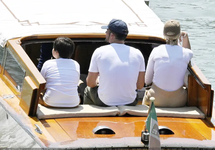 奥兰多·布鲁姆和凯蒂·佩芮带家人们在威尼斯乘船