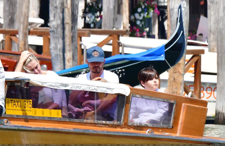 奥兰多·布鲁姆和凯蒂·佩芮带家人们在威尼斯乘船