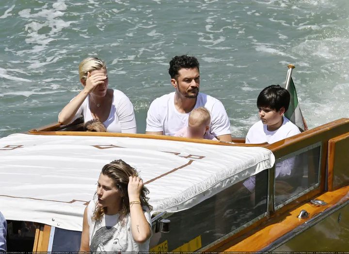 奥兰多·布鲁姆和凯蒂·佩芮带家人们在威尼斯乘船