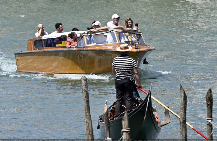 奥兰多·布鲁姆和凯蒂·佩芮带家人们在威尼斯乘船