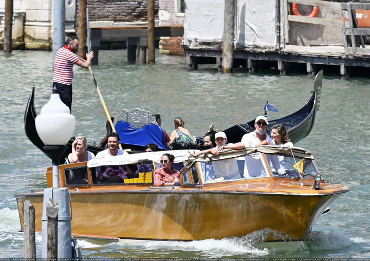 奥兰多·布鲁姆和凯蒂·佩芮带家人们在威尼斯乘船