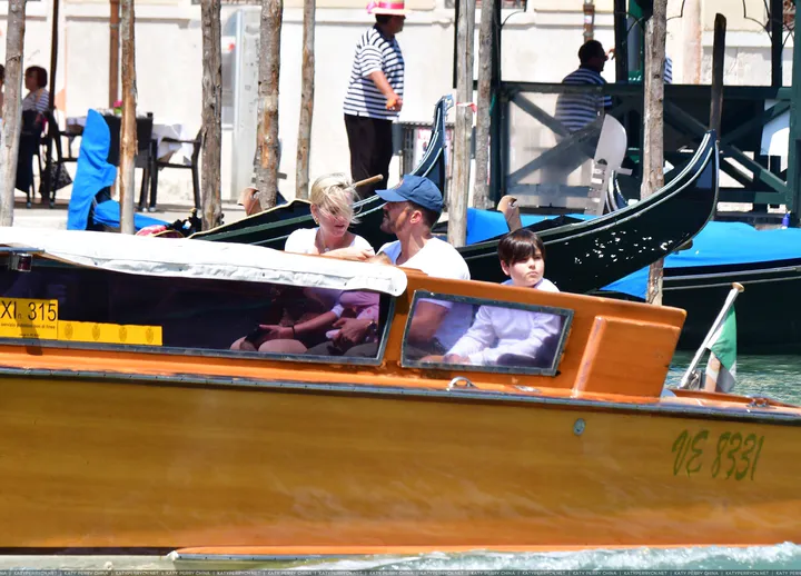 奥兰多·布鲁姆和凯蒂·佩芮带家人们在威尼斯乘船