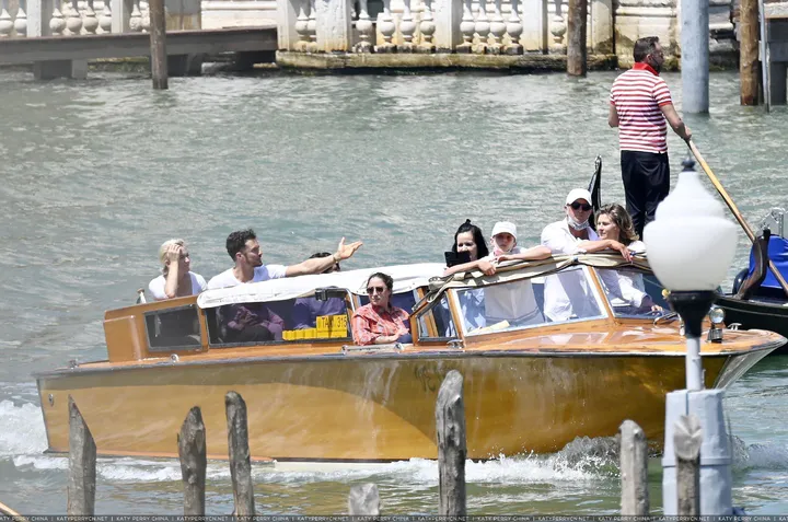 奥兰多·布鲁姆和凯蒂·佩芮带家人们在威尼斯乘船
