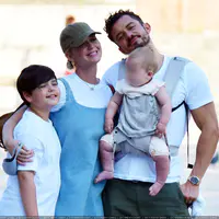 凯蒂·佩芮和奥兰多·布鲁姆带着女儿黛西和儿子弗林在威尼斯旅游