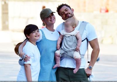 凯蒂·佩芮和奥兰多·布鲁姆带着女儿黛西和儿子弗林在威尼斯旅游