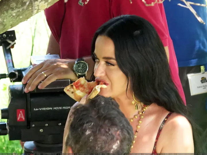 Katy Perry在卡普里拍摄杜嘉班纳广告期间享用披萨