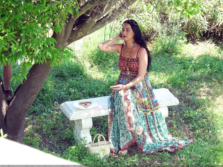 Katy Perry在卡普里拍摄杜嘉班纳广告期间享用披萨