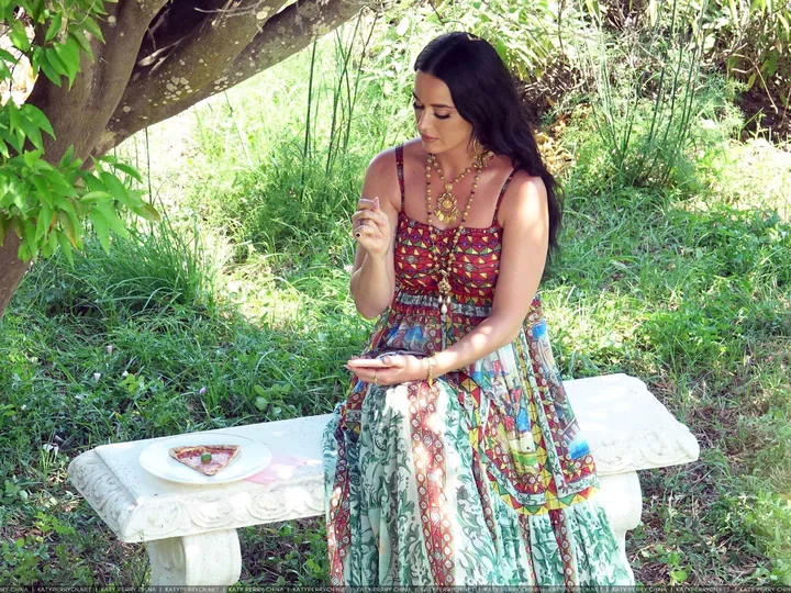 Katy Perry在卡普里拍摄杜嘉班纳广告期间享用披萨