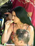 Katy Perry在卡普里拍摄杜嘉班纳广告期间享用披萨