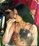 Katy Perry在卡普里拍摄杜嘉班纳广告期间享用披萨