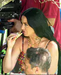 Katy Perry在卡普里拍摄杜嘉班纳广告期间享用披萨