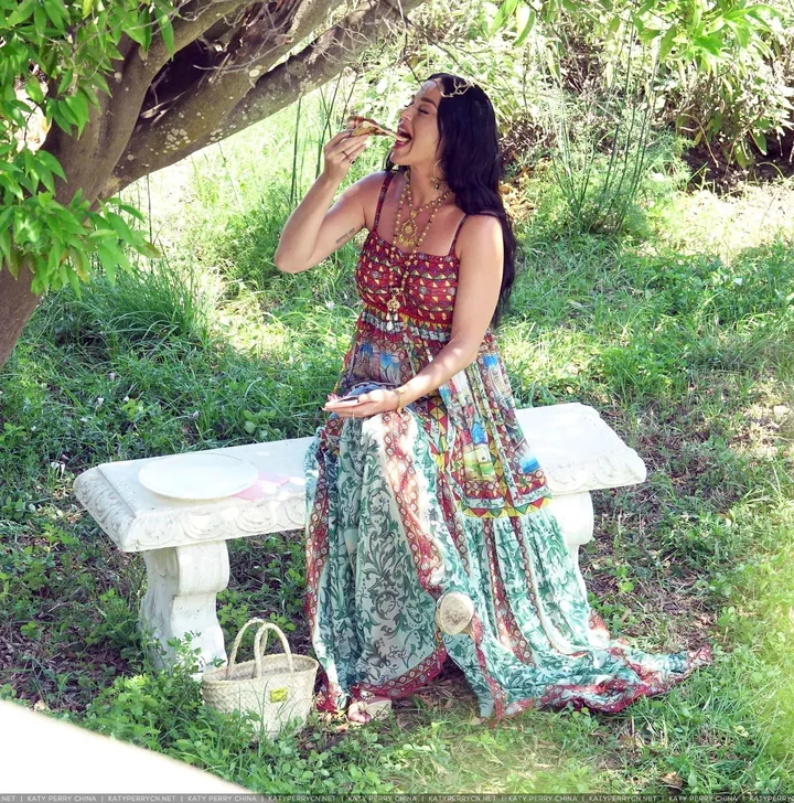 Katy Perry在卡普里拍摄杜嘉班纳广告期间享用披萨