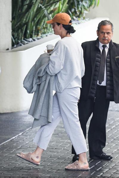 Katy Perry leaving her car with the valet at a fancy hotel