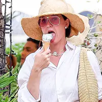 凯蒂佩芮和奥兰多·布鲁姆与朋友们在圣特罗佩海湾卵石海滩上享受假期